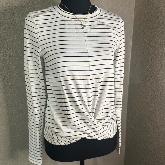 Old Navy Tops - NWOT Old Navy Active Twist/keyhole top - in white and black